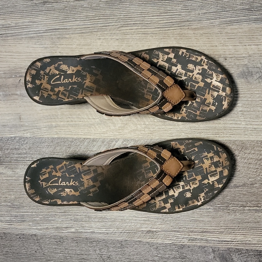 Women size 9 Clark wedge heel flip flops